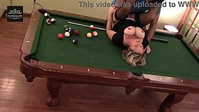 Questa milf sexy prende una scopata dura sul tavolo da biliardo, le sue tette enormi ballano a ogni spinta!