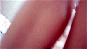 Holka sdílí svůj první anální zážitek zblízka