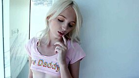 哇，我忍不住用小18+手抓住我閨蜜繼父的大雞巴!