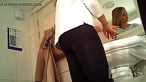 Édes vagina és rózsaszín segg tetten érve rejtett kamerával?