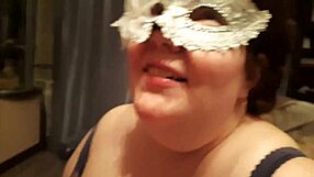 Гореща аматьорка BBW прави страхотен блоуджоб с орален крем пай