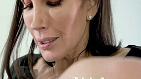 Θρασύτατη milf παρηγορεί τη φίλη του γιου της με έντονη λεσβιακή δράση