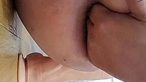 رجل مثلي يخضع لإدخال شرجي.