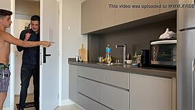 Hornig brasiliansk vvs-mand borer klient Juninho Oficial i vild fetish-action!