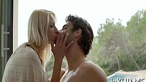 Young bitch's hardcore blowjob act