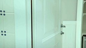 Szpiegowanie siostrzyczki onanizującej się za drzwiami z naturalnymi cyckami i orgazmem