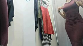 Garota russa de peitos grandes troca de roupa no provador