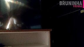 Gostosa Exibindo E Usando Harness BDSM USA