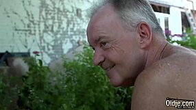 Babe Hebat Ngisep dan Ngewe Kakek Grumpy Dalam Lubang Ketat