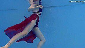 哇！最热水中色星潜入泳池深处激战！