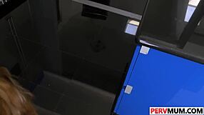 Figliastro voglioso si scopa la milf sexy Mercedes Carrera.