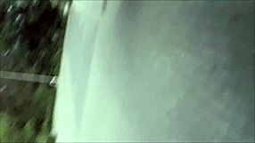 ぽっちゃり熟女が公共の場でデカ尻をチラ見せ散歩