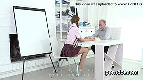 Petite étudiante câline se fait taquiner et baiser par son mentor plus âgé dans une réalité torride