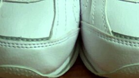 Femdom dcéra prevezme kontrolu nad otčimom šokovým obojkom