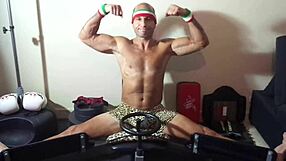 意大利色女在拉伸机上做激烈劈叉锻炼