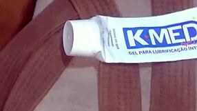 Loira gostosa faixa marrom curte rola do professor no tatame