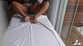 Tocando un coño joven en una sesión de masaje tántrico