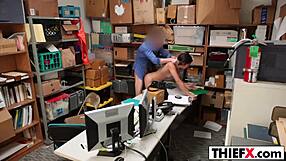 Tini tolvaj könyörög, hogy tartsam titokban az irodai dolgot