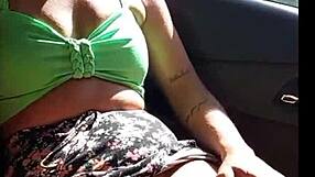 Femme chaude exhibe sa chatte en Uber public
