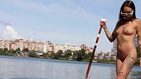 Ven na sproščen goli sprehod po javni plaži z nudisti okoli