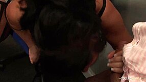 Csintalan főnök rajtakapja a titkárnőt masztizás közben, és keményen megdugja az íróasztalon