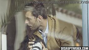 Kammottava tirkistelijä vakoilee naimisissa olevaa miestä panemassa homorakastajaansa ennen häitä. Salaisuudet paljastuvat paljaalla toiminnalla.