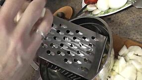 Şeffaf peignoirlü MILF Frina mutfakta çırılçıplak mastürbasyon yapıyor, külot yok