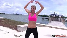 Vi a una rubia estirarse en la playa antes de que me chupara