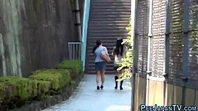 สาวเอเชียขี้อายโดนจับได้ขณะฉี่กลางแจ้งเมื่อสัปดาห์ที่แล้ว