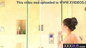 Большая жопа азиатская MILF Лондон Кейс дает горячий минет перед грубым массажем