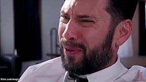 Očim zveže mlado punco za zabavo