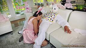 สาวน้อย 18+ รับควยใหญ่ในก้นเหมือนกระต่าย