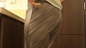 Špijuniram englesku profesorku kako piša u univerzitetskom kupatilu?