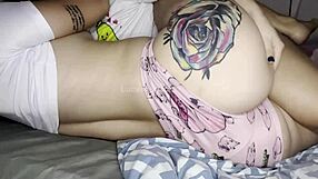 Колумбийски лесбийски съквартирантки се нажежат посред нощ и си пръстат путките