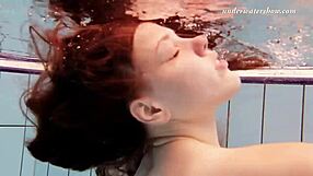 Wow, enge Muschi Babe Salaka Ribkina Unterwasser-Action!