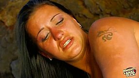 Sex anal pe plajă se simte atât de sălbatic pentru această brunetă frumoasă