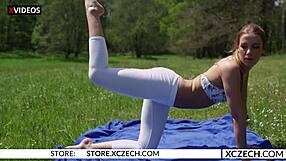 Alexis Crystal - česká teenka se svléká na nahou jógu venku na XCzech Com