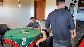 Non ci credo, un gioco di carte è diventato uno scambio di coppia selvaggio con Kel Abate e Bruna Carlos! Che caldo!