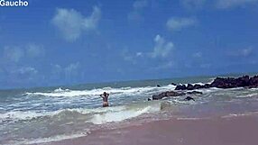 Yuri Gaucho par u raju, vruća žena pokazuje sve na nudističkoj plaži, faca polude.