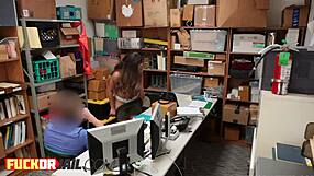 Nemůžu se nabažit téhle nezbedné krásné brunetky, co mi dává úžasné kouření