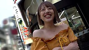 Amateur girl shows big ass