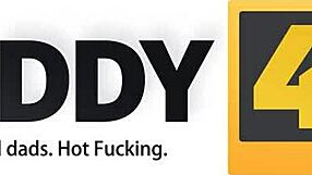 Fata cu păr creț e linsă de tatăl iubitului în timp ce el e la sală. Doamne, ce excitată e!