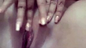 Эй, детка, давай трахнем мою тугую пизду этим огурцом