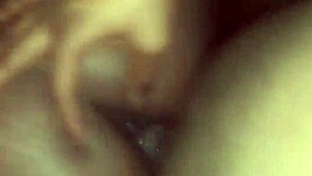 Az ébony nimfomániás hatalmas seggel óriásfaszt kíván