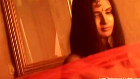 ねえ、こんなエキゾチックなベリーダンスのブルネットが全裸って見たことある？