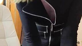 webmodel fucks dildo hard on webcam!