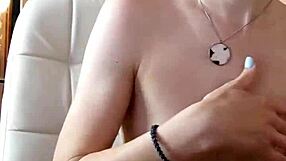 webmodel fucks dildo hard on webcam!