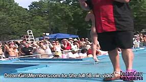 Stora bröst och piercad fitta visas vid offentlig pool med tatuerade nudist-amatörer. Dansar nakna i vild scen