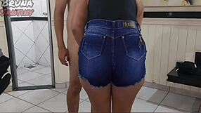 bruna meets the water seller at the traffic light and they have a good time