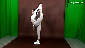 Flexy Teen 18+ Rima zeigt wilde akrobatische Moves